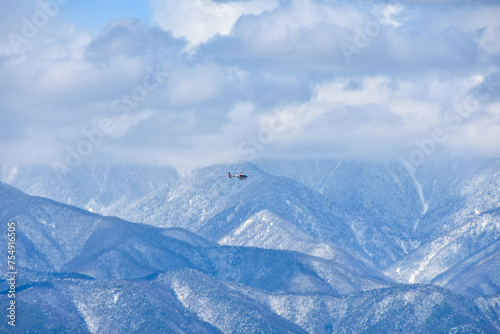 信州冬の風景 北アルプスと防災ヘリコプター