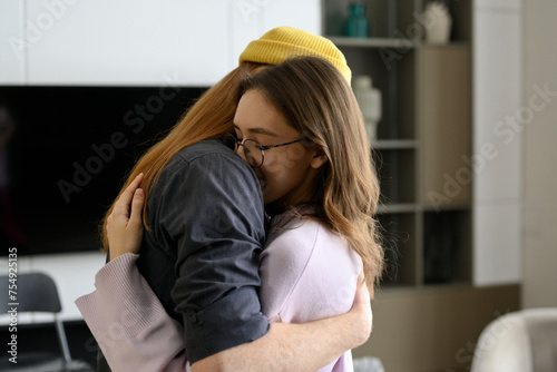 Schilderij op canvas guy grabs and hugs his girlfriend after looking at each other