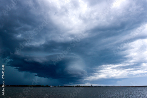 Quadro su tela Gros orage au-dessus du port de Cleveland (Queensland, Australie)