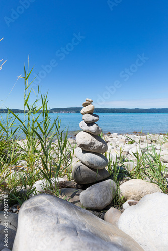 Gestapelte Steine in Balance am Bodenseeufer, Deutschland