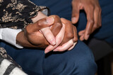 mains jointes d'un homme noir et d'une femme blanche, couple mixte 