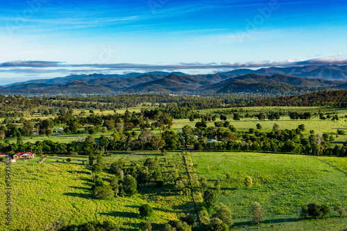 Vue aérienne d'un paysage de la campagne située à l'Ouest de la ville d'Ipswich (Queensland, Australie). En arrière plan une chaine de montagnes coiffée de quelques nuages. © Gervaisal91