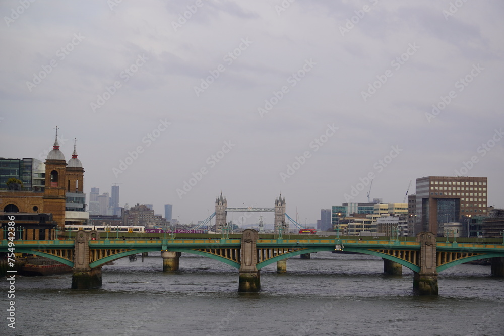 Naklejka premium bridge over the river thames city