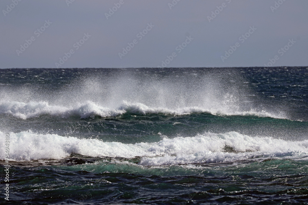 de belles vagues sur la méditerranée