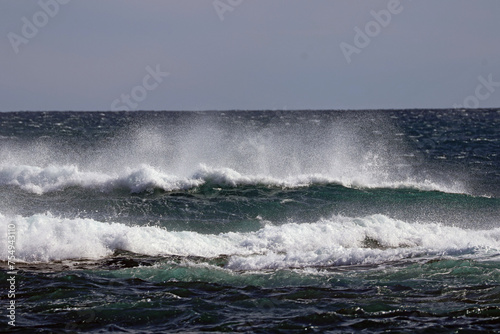 de belles vagues sur la méditerranée