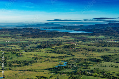 Vue aérienne d'un paysage de la campagne située à l'Ouest de la ville d'Ipswich (Queensland, Australie), avec en arrière plan le lac Wivenhoe et des montagnes. photo