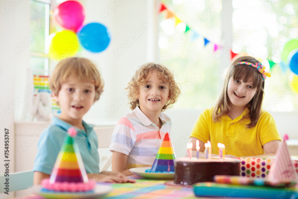 Naklejka premium Child birthday party cake. Family with kids.