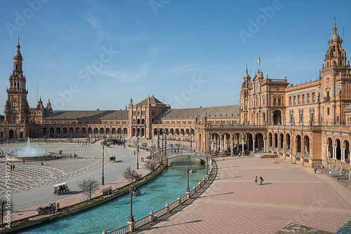 Vista panorámica de la Plaza de España en la ciudad de Sevilla