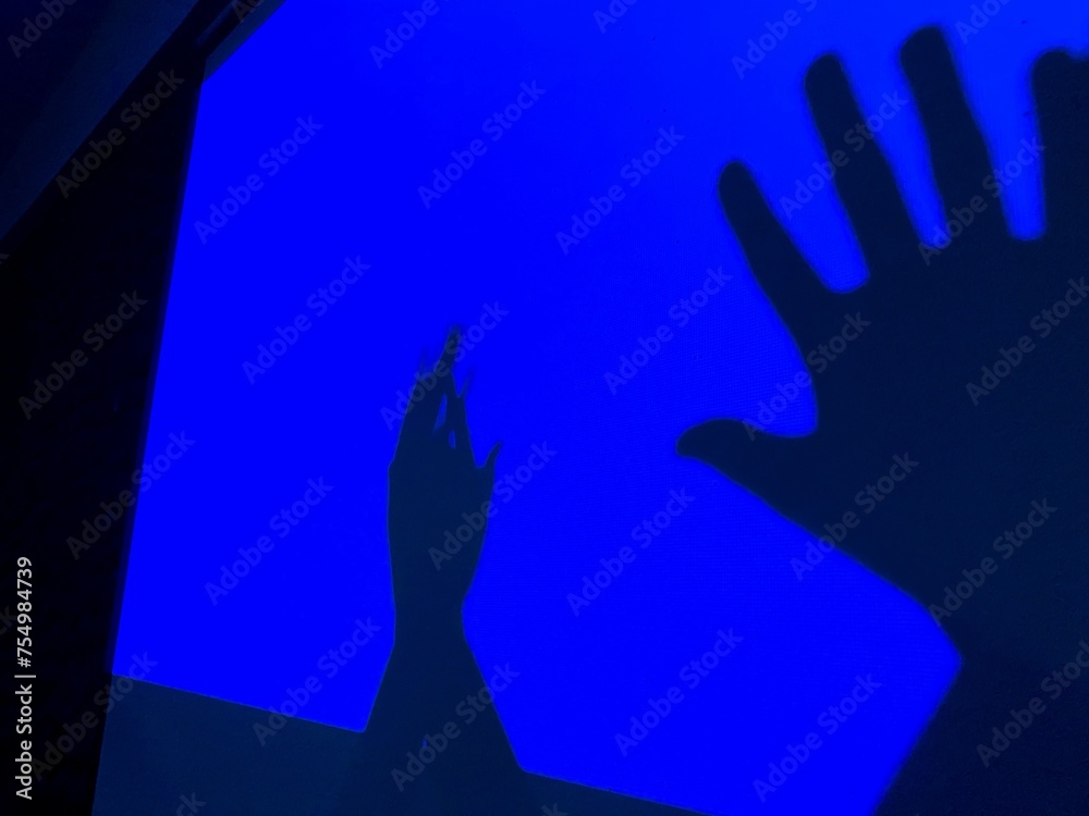 Silhueta de mãos em forma de sobra e fundo colorido - Silhouette of hands in shape of leftovers and colorful background