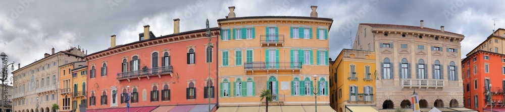 palazzi colorati d'epoca a verona, historical colorful buildings in verona italy  