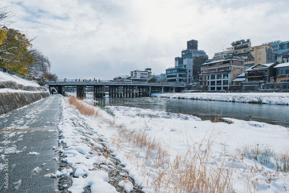 Obraz premium 京都 鴨川の雪景色