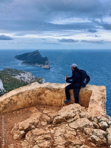 Wanderer schaut auf die Insel Sa Dragonera, Mallorca, Spanien photo