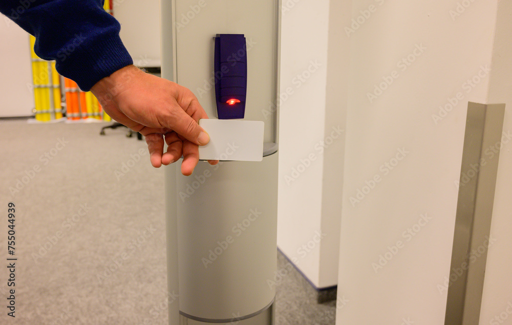 Zutrittskarte vor einem Zutrittssystem in einem Rechenzentrum halten