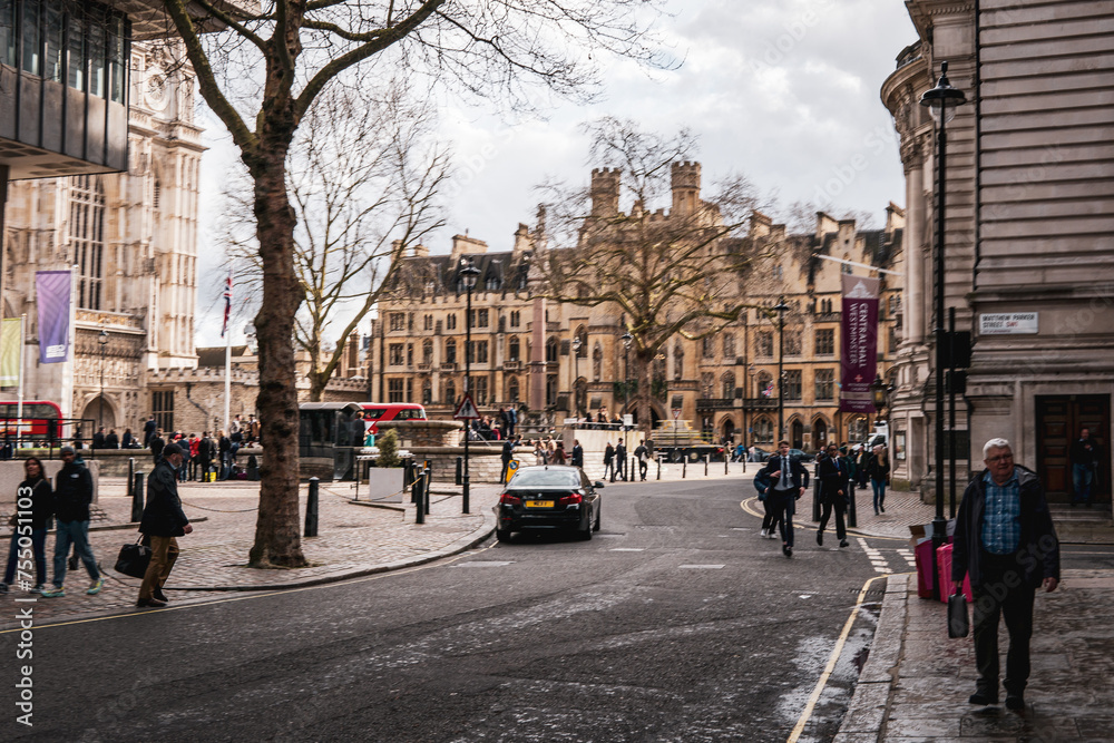 Fototapeta premium street, city, architecture, car, building, cars, buildings, traffic, road, urban, london, house, taxi, new york, new, travel, sky, old, people, town, cuba