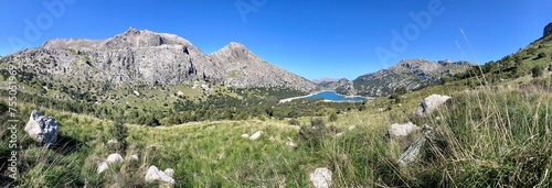 Obraz na płótnie Blick auf den Puig Major und den Stausee Gorge Blau, Mallorca w salonie