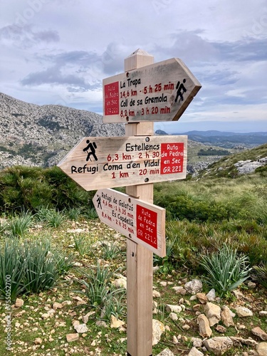 Wegweiser auf dem Fernwanderweg GR221 auf Mallorca photo