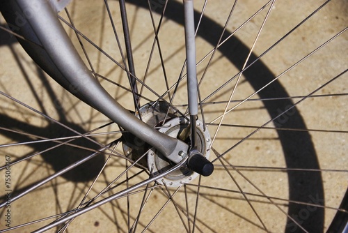 自転車の車輪と影