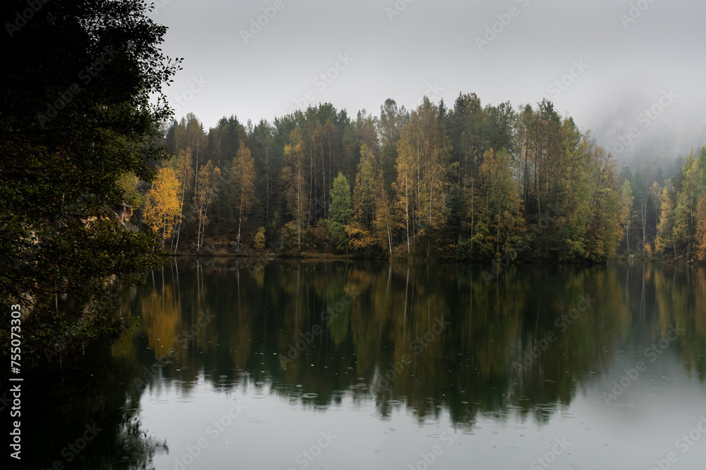 Tschechien, Andersbach, Felsenstadt. Blick auf den See, mit wunderschöner Spiegelung Tschechien, Andersbach, Felsenstadt. Blick auf den See, mit wunderschöner Spiegelung
