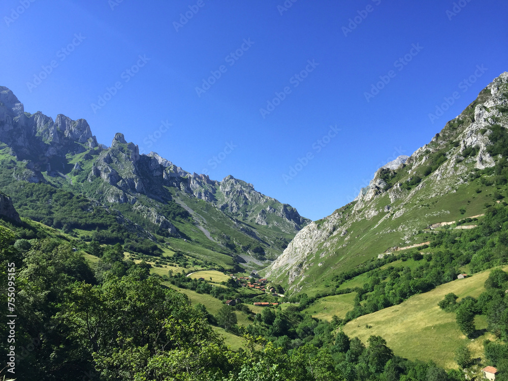 Pueblo  y valle de montaña, Bulnes desde los Picos de Europa, Asturias