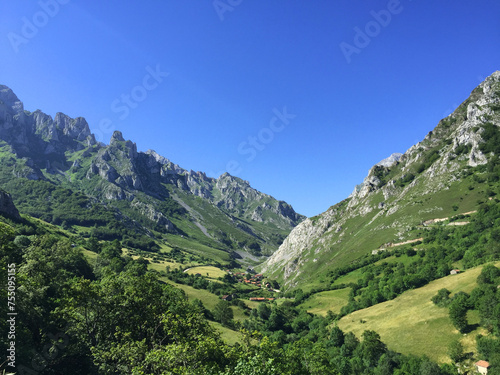 Pueblo y valle de montaña, Bulnes desde los Picos de Europa, Asturias