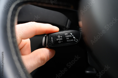 Cuadro en lienzo Driver holding the cruise control stalk with there hand