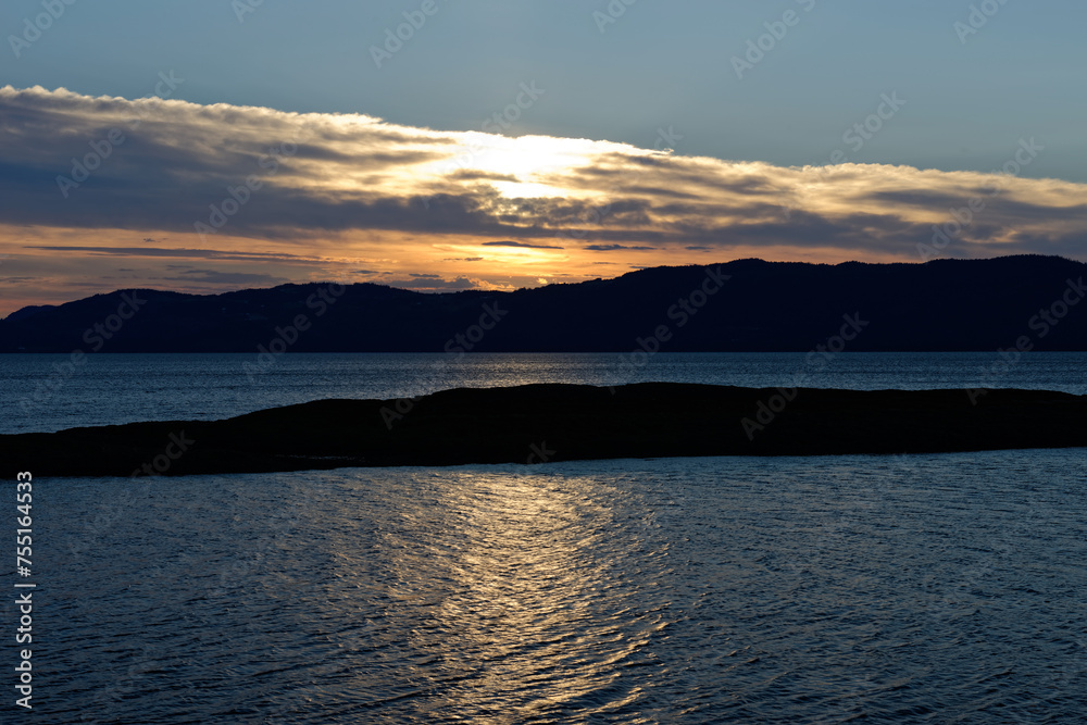 Naklejka premium sunset over the sea