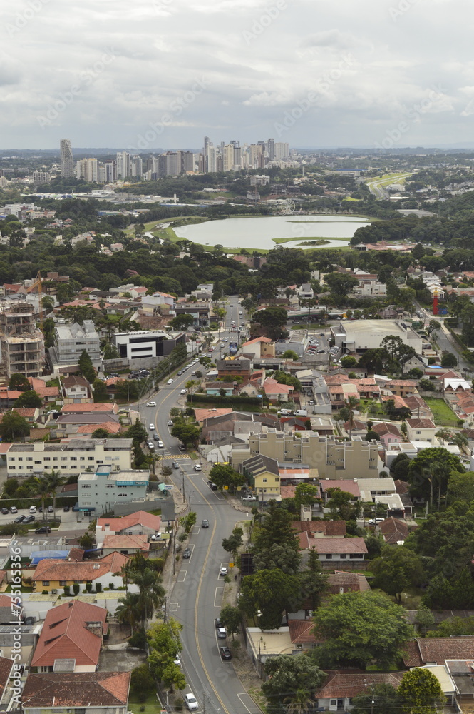 Vista da cidade de Curitiba para o parque Barigui
