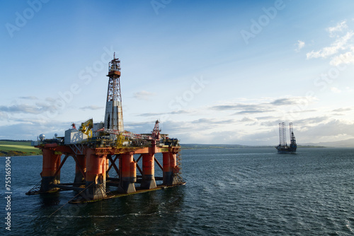 Ölplattformen in der Bucht von Invergordon in Schottland