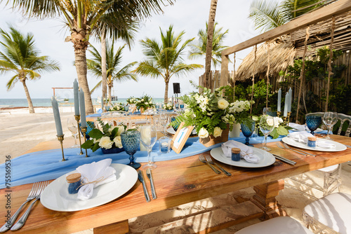 table setting at the beach © Onasis