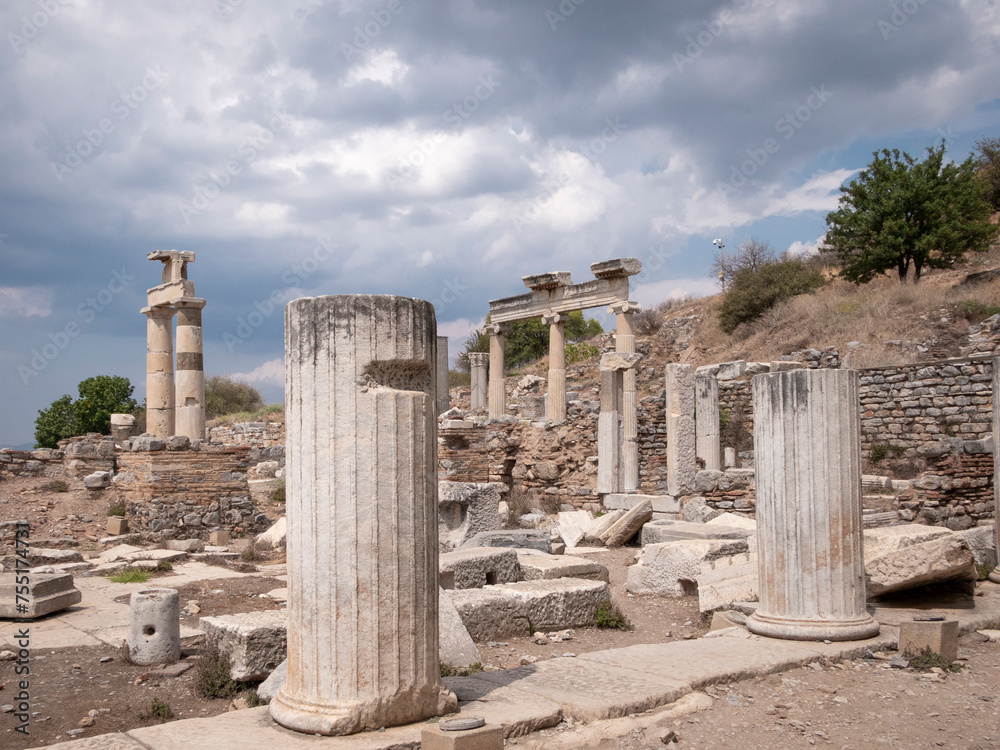 Kolumny w Efez - obrazy, fototapety, plakaty 