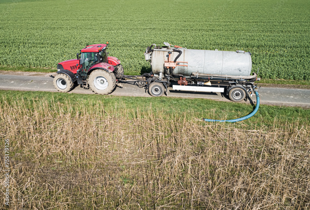 Ausbringung von Gärresten und Gülle einer Biogasanlage aufs Feld im Frühjahr, Nachschub mit einem zweiten Transportbehälter. Ausbringung von Gärresten und Gülle einer Biogasanlage aufs Feld im Frühjahr, Nachschub mit einem zweiten Transportbehälter.
