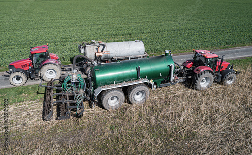 Gülleausbringung - Umpumpen des Wirtschaftsdüngers von einem Transport-Güllefass in ein Güllefass direkt auf dem Feld. photo