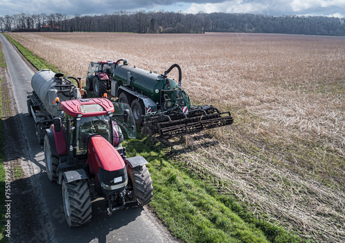 Gülleausbringung - Umpumpen des Wirtschaftsdüngers von einem Transport-Güllefass in ein Güllefass direkt auf dem Feld. photo