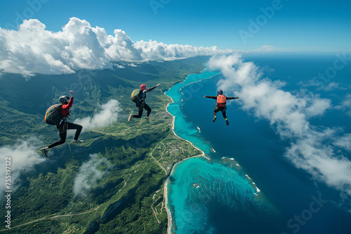 Gente practicando paracaidismo, saltando en paracaídas, cielo lleno de parapentes, deporte de riego lleno de adrenalina, disfrutando del verano, vista desde arriba, grupo de amigos, cielo y mar.