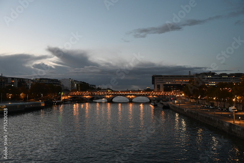 La Seine à Paris à la nuit tombée
