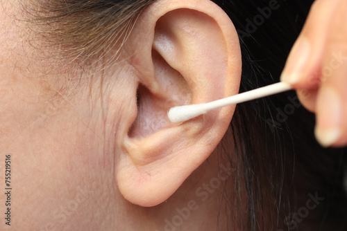 Ohrenpflege mit einem Wattestäbchen photo
