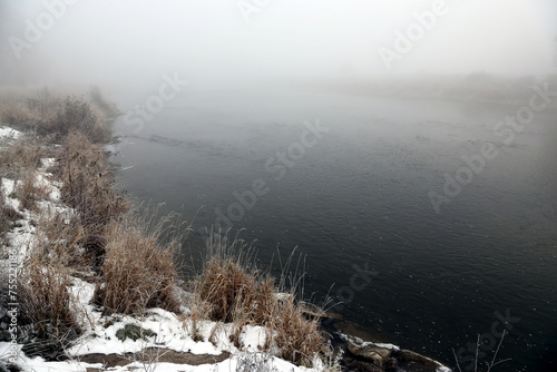 Obraz na płótnie The Grand River in Waterloo, Ontario, Canada, shot during a foggy morning in early spring. w salonie