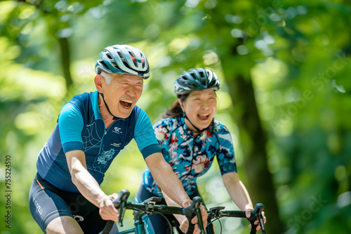 サイクリングを楽しむシニアたち