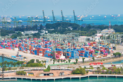 シンガポール・ブラニ島のコンテナターミナル　Container Terminal at Brani Island, Singapore