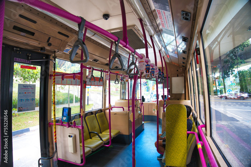 シンガポールの路線バス車内　Bus at Singapore