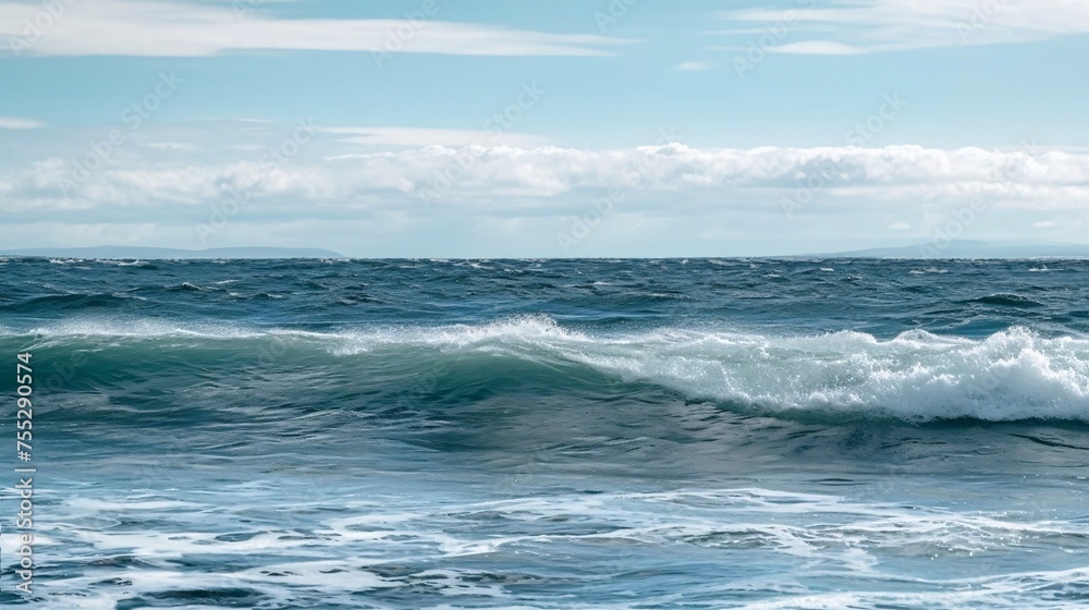青い海、波と水平線、余白・コピースペースのある背景