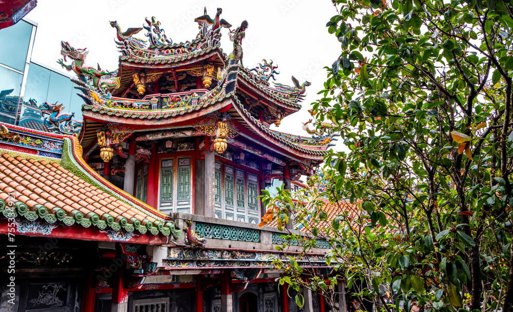 Obraz premium Landmark Longshan Chinese Buddhist Temple in downtown Taipei