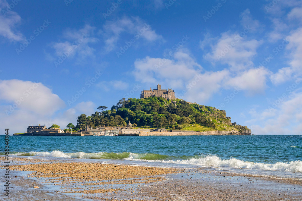 St Michael's Mount at Marazion, Cornwall, UK at evening, from the beach. - obrazy, fototapety, plakaty 