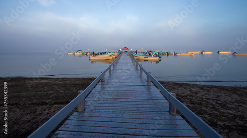 Paisaje de muelle en el mar y botes