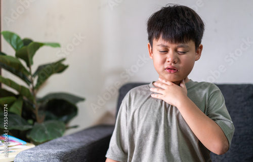 Foto Sick asian boy touching neck unwell coughing with sore throat pain,lung cancer,bronchitis,Bronchial Asthma,Tuberculosis,pneumonia,covid-19,eco air pollution pm2