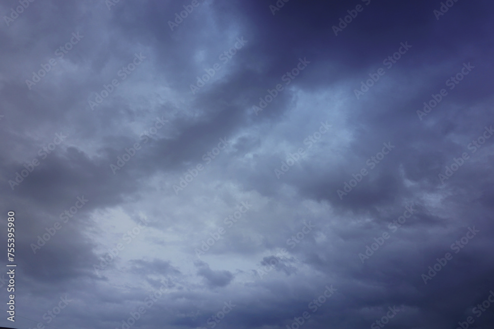 Obraz premium Background of dark clouds before thunder storm