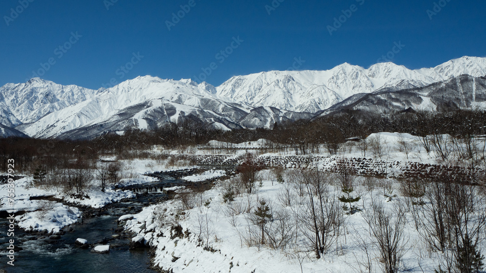 冬の白馬村　冠雪した北アルプス、五竜岳と松川