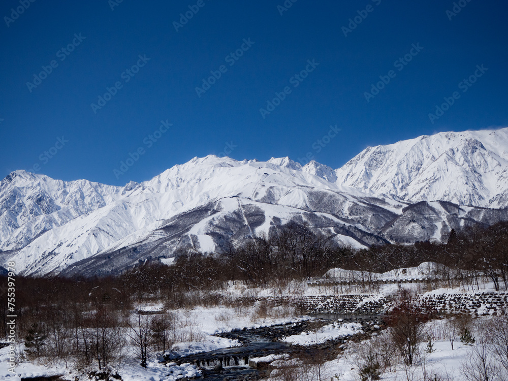 冬の白馬村　冠雪した北アルプス、五竜岳と松川