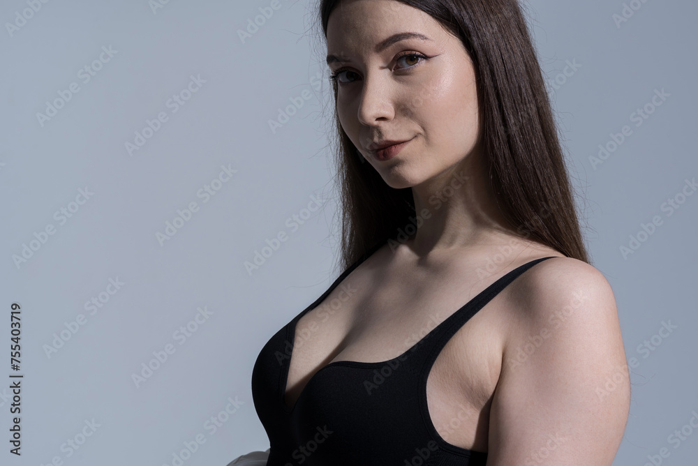 Naklejka premium Close-up portrait of attractive sexy Caucasian young brunette woman in studio. Luxury, elegance, fashion.