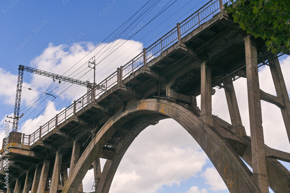 Fototapeta premium railway bridge against the sky. bottom view